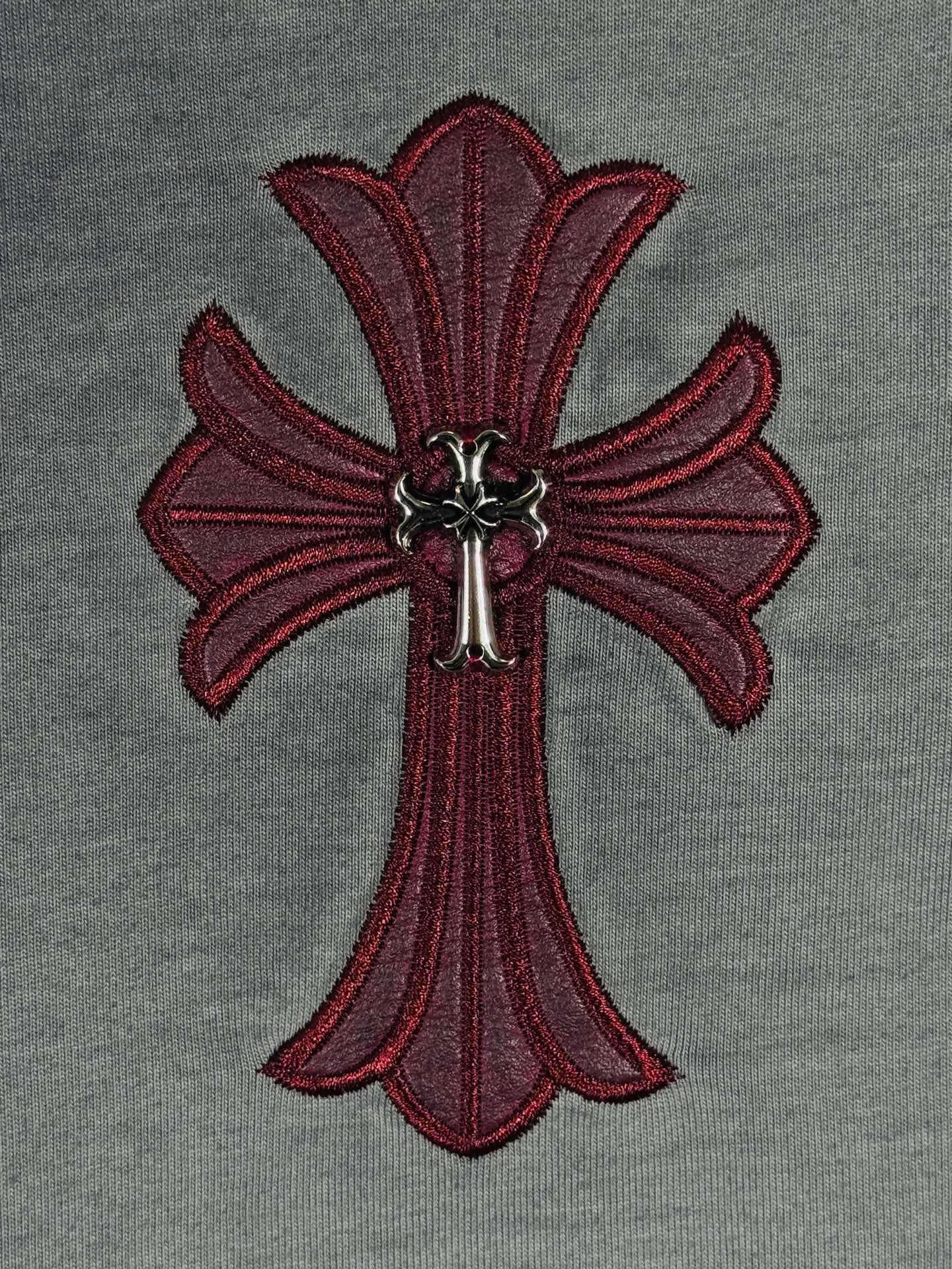 P260 ch high version Chrome Hearts 2025 new autumn and winter cross patch washed spray horse slip leather long-sleeved T-shirt, fabric: 26 double yarns, 320 grams weight, Angora red thread weaving, heavy wash water ➕ fried color + spray horse slip printing process: patch embroidery, secondary color spray horse slip process Color: charcoal gray Size: S M L XL Style number: 5176
